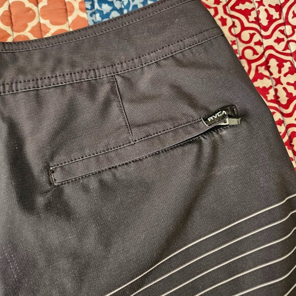 RVCA Curren Caples 18" Boardshorts Size 34 Men's Swim Trunks Black with White - Picture 8 of 10